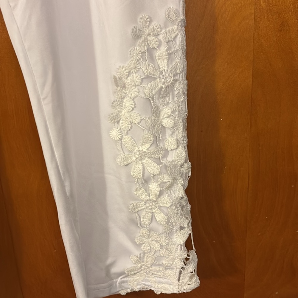 Capri legging with floral lace. - Picture 3 of 5